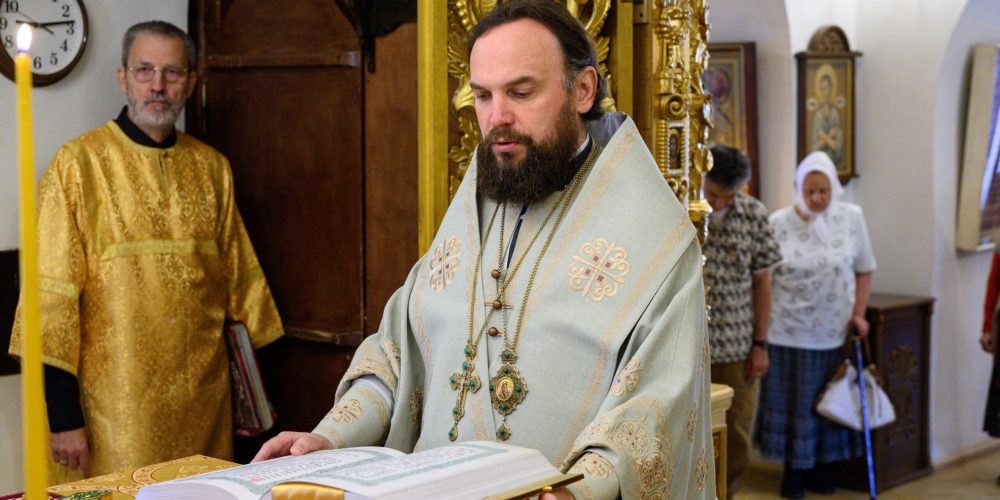 Митрополит Арсений совершил Божественную литургию в храме Живоначальной Троицы в усадьбе Свиблово