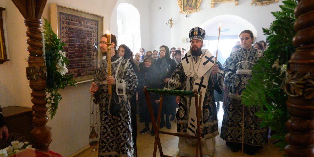 В канун Великой Субботы митрополит Арсений совершил утреню с чином погребения в храме Живоначальной Троицы в Усадьбе Свиблово