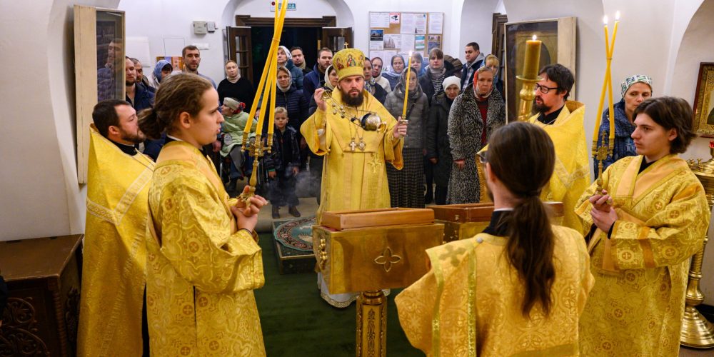 В канун Недели 19-й по Пятидесятнице митрополит Арсений возглавил всенощное бдение в храме Живоначальной Троицы в усадьбе Свиблово
