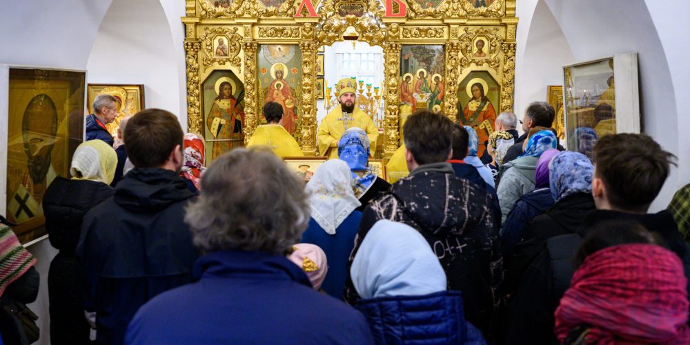 В Неделю 19-ю по Пятидесятнице митрополит Арсений совершил Божественную литургию в храме Живоначальной Троицы в усадьбе Свиблово