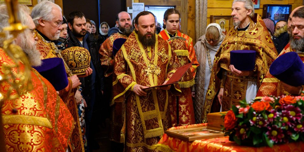 В день престольного праздника митрополит Арсений совершил Литургию в храме священномученика Илариона, архиепископа Верейского, Патриаршего подворья храма Усекновения главы Иоанна Предтечи в поселке Северный