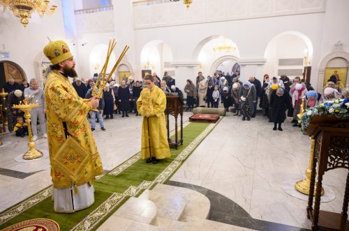 Митрополит Арсений совершил Божественную литургию в храме Казанской иконы Божией матери в Лосиноостровской