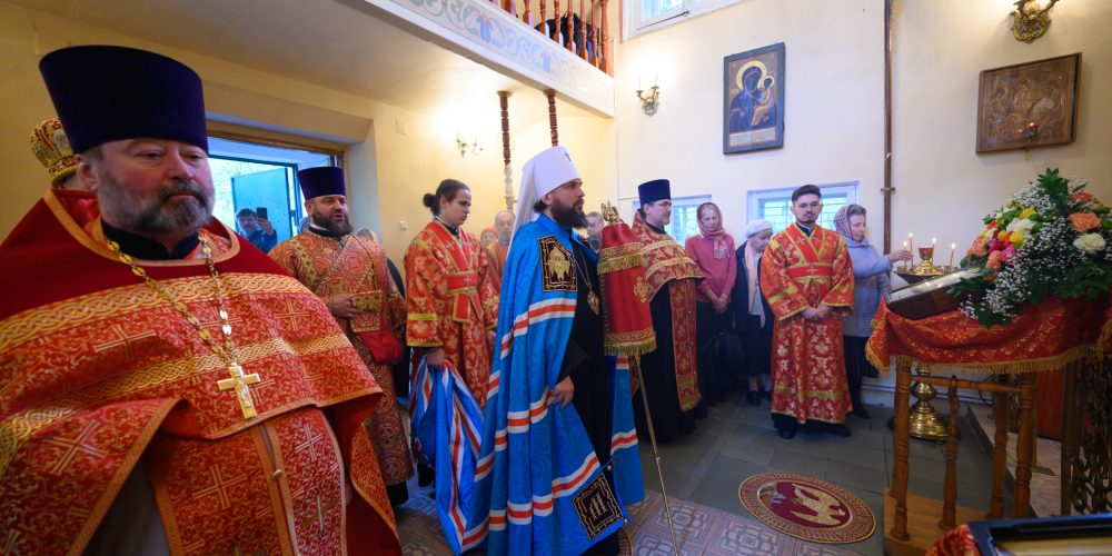 Митрополит Арсений совершил Литургию в храме Симеона Персидского на Пятницком кладбище