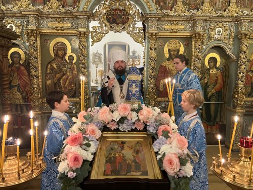 Накануне праздника Введения во храм Пресвятой Богородицы митрополит Арсений возглавил всенощное бдение в храме Живоначальной Троицы в Усадьбе Свиблово