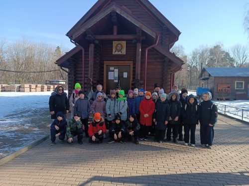 Экскурсию для школьников провели в храме Иверской иконы Божией Матери в Бабушкине