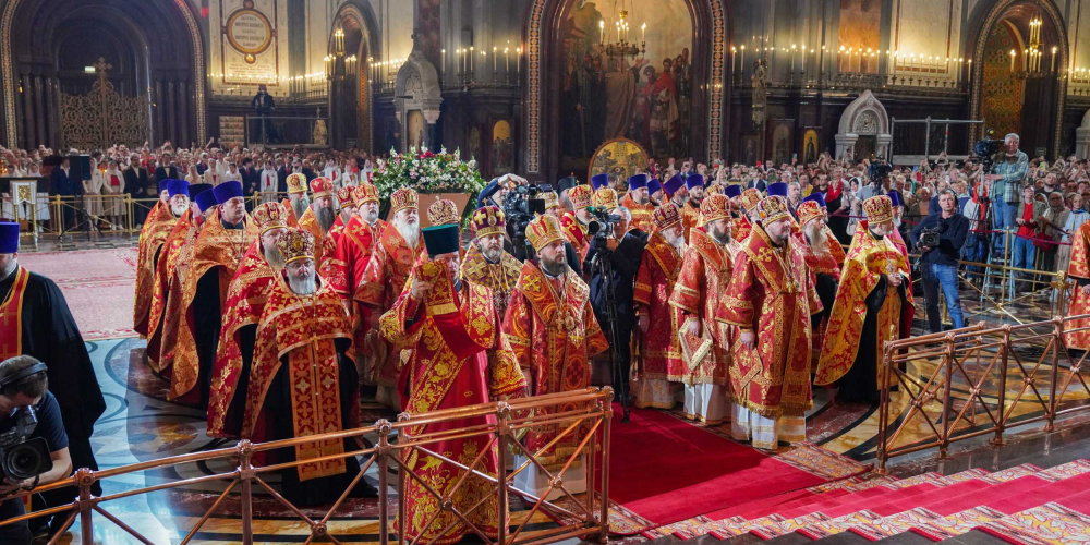 Митрополит Арсений сослужил Святейшему Патриарху Кириллу за Пасхальной великой вечерней в Храме Христа Спасителя