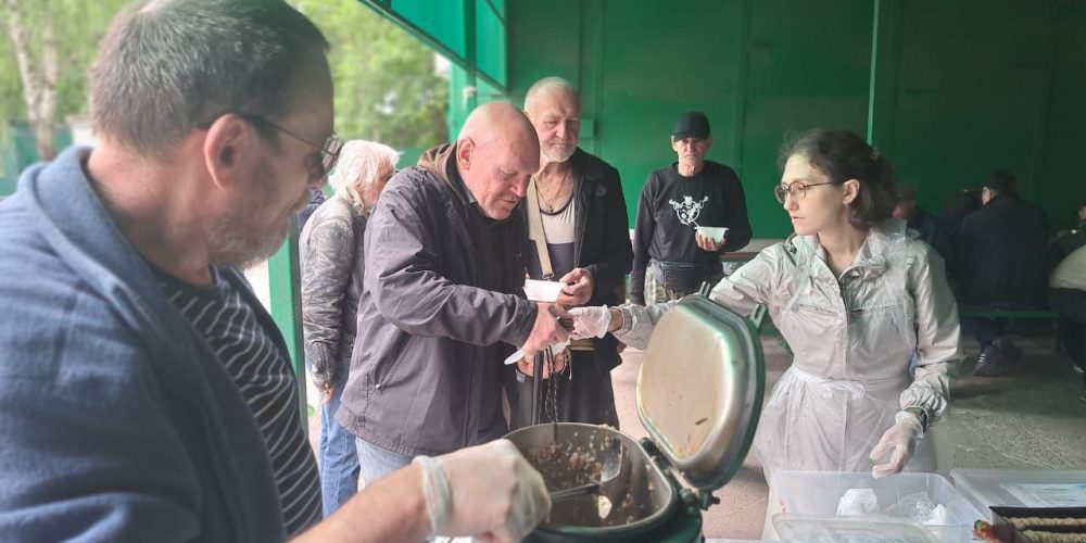 Группа добровольцев при храме Положения Ризы Пресвятой Богородицы во Влахерне, что в Леонове каждую неделю кормит обедом бездомных при центре дезинфекции на Ярославском шоссе