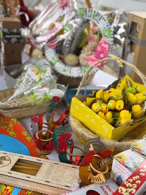 Пасхальная благотворительная ярмарка на территории храма иконы Божией Матери «Отрада и Утешение» в Ярославском