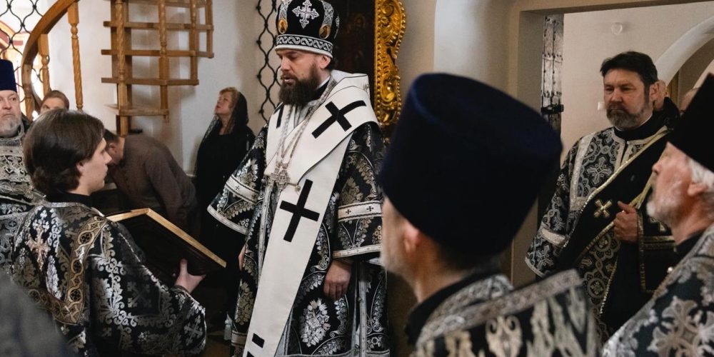 Митрополит Арсений совершил Литургию Преждеосвященных Даров в храме Покрова Пресвятой Богородицы в Медведкове