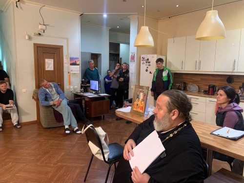 Клирик храма преподобного Сергия Радонежского в Бибиреве поздравил с праздником Преображения Господня подопечных социального дома «Ной»