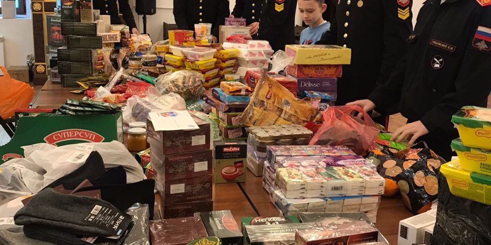 Московские суворовцы приняли участие в подготовке подарков для воинов СВО в храме преподобного Серафима Саровского в Раеве