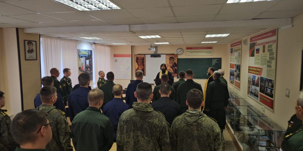 Настоятель храма преподобного Серафима Саровского в Раеве освятил один корпус Военной академии РВСН и пообщался с курсантами