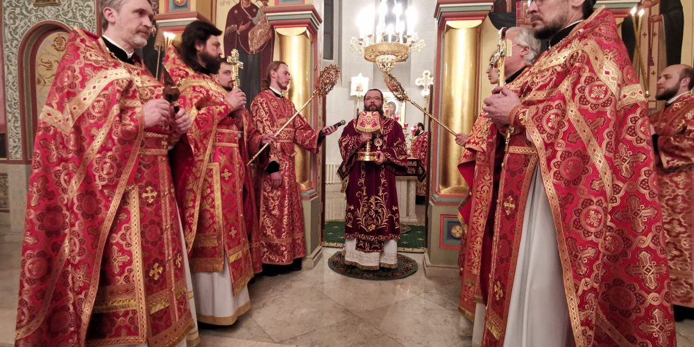 В праздник Светлого Христова Воскресения архиепископ Егорьевский Матфей совершил торжественное богослужение в храме преподобного Серафима Саровского в Раеве