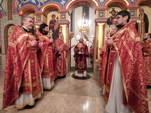 В праздник Светлого Христова Воскресения архиепископ Егорьевский Матфей совершил торжественное богослужение в храме преподобного Серафима Саровского в Раеве