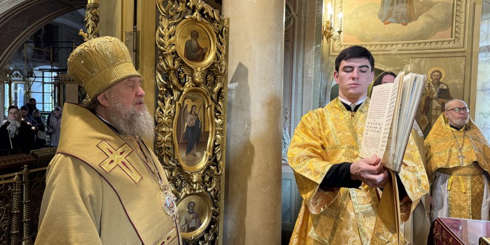 В день памяти святых отцов VII Вселенского Собора митрополит Александр совершил Литургию в храме Представительства Митрополичьего округа в Москве