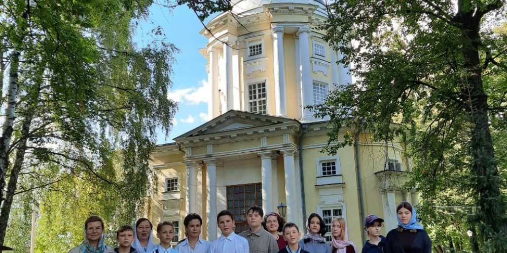 Ученики 7 класса православной школы Знак» посетили с экскурсией храм Владимирской иконы Божией Матери в Виноградове