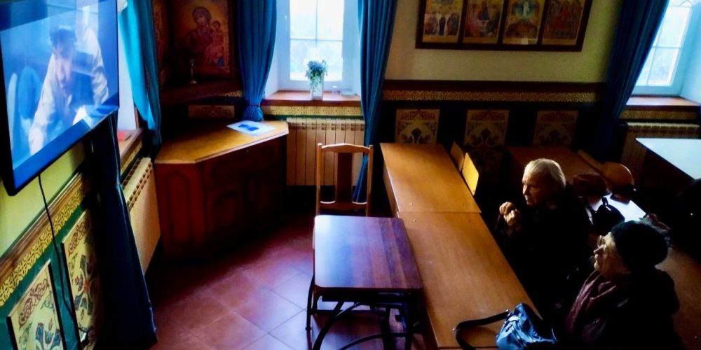 В рамках программы «Московское долголетие» при храме святых мучеников Адриана и Наталии в Бабушкине прошла очередная встреча членов Киноклуба