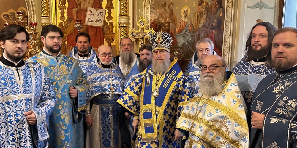 Митрополит Александр совершил Божественную литургию в храме Представительства Митрополичьего округа в Москве в праздник Казанской иконы Пресвятой Богородицы