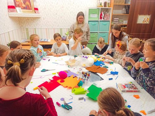 Насыщенная программа воскресной школы храма святых мучеников Адриана и Наталии в Бабушкине