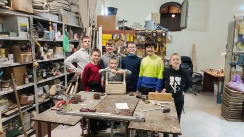 Юные участники кружка «Мастер на все руки» при храме иконы Божией Матери «Неопалимая Купина» в Отрадном за два месяца нового учебного года успели переделать много дел