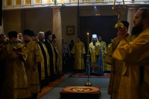 Накануне Недели 22-й по Пятидесятнице митрополит Арсений сослужил за всенощным бдением в Псково-Печерском монастыре