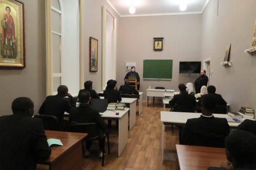 Настоятель храма иконы Божией Матери «Неопалимая Купина» в Отрадном  встретился с иностранными семинаристами в Томске