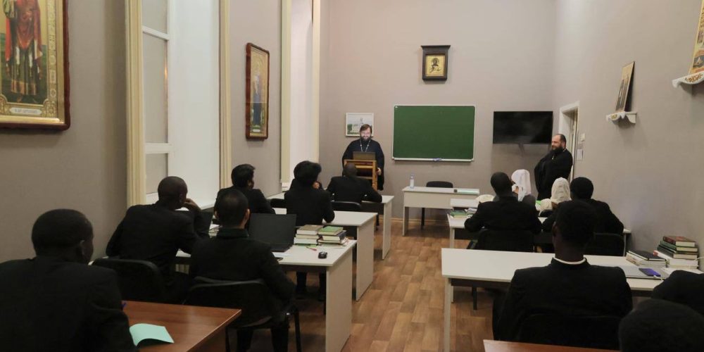 Настоятель храма иконы Божией Матери «Неопалимая Купина» в Отрадном  встретился с иностранными семинаристами в Томске
