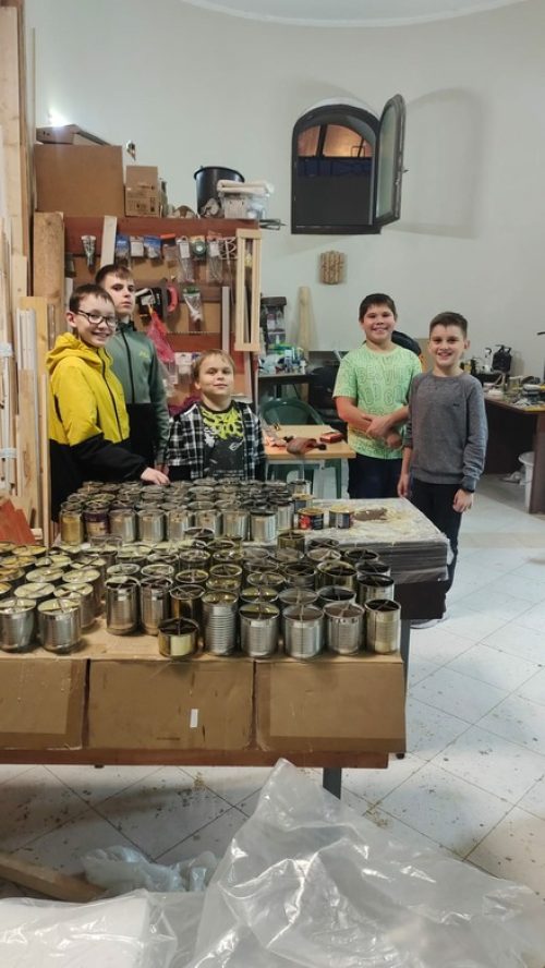 Юные участники кружка «Мастер на все руки» храма иконы Божией Матери «Неопалимая Купина» в Отрадном изготовили партию окопных свечей для отправки в зону СВО