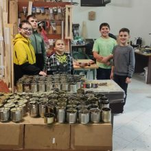 Юные участники кружка «Мастер на все руки» храма иконы Божией Матери «Неопалимая Купина» в Отрадном изготовили партию окопных свечей для отправки в зону СВО