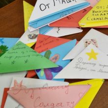 Воспитанники воскресной школы храма Ризоположения в Леонове стали участниками мастер-класса писем для воинов СВО