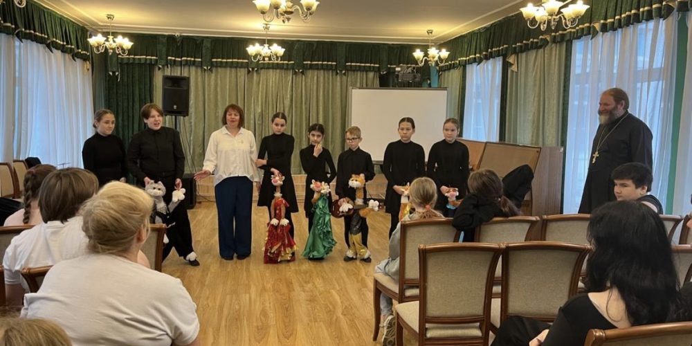 Храм Живоначальной Троицы в усадьбе Свиблово организовал выступление кукольного театра для детей двух социальных центров
