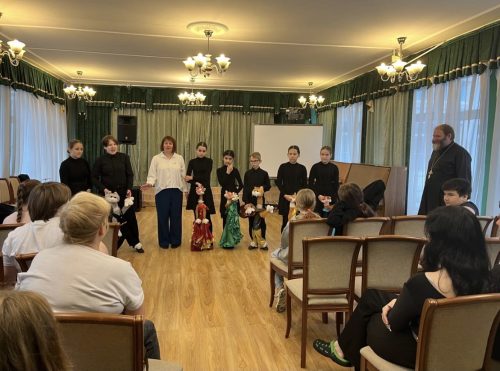 Храм Живоначальной Троицы в усадьбе Свиблово организовал выступление кукольного театра для детей двух социальных центров