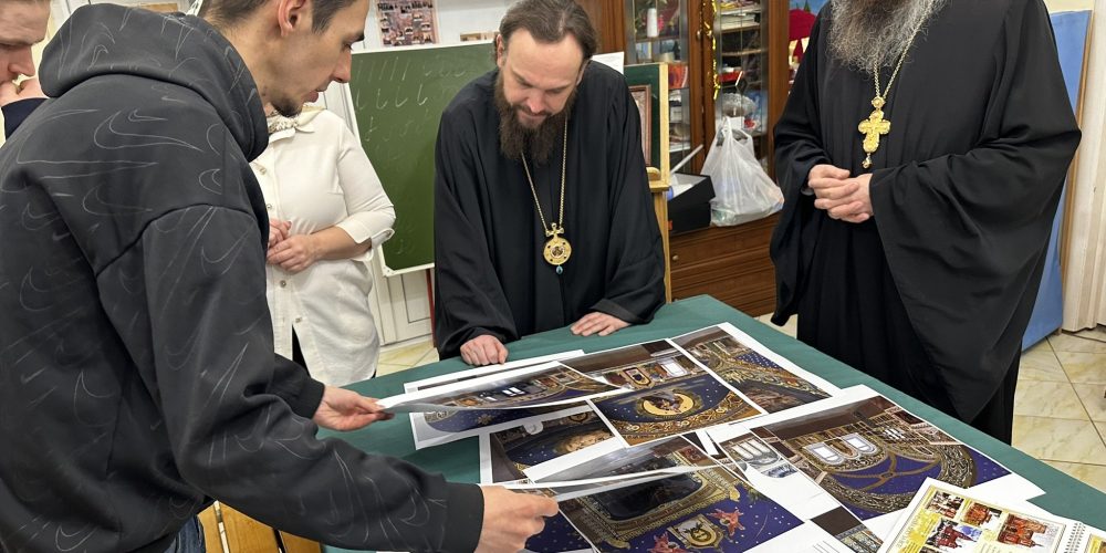 Храм Живоначальной Троицы при бывшем приюте Бахрушиных представил управляющему Северо-Восточным Московским викариатством проект восстановления настенной живописи храма