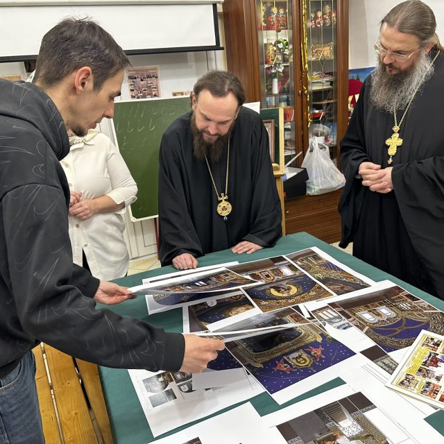 Храм Живоначальной Троицы при бывшем приюте Бахрушиных представил управляющему Северо-Восточным Московским викариатством проект восстановления настенной живописи храма