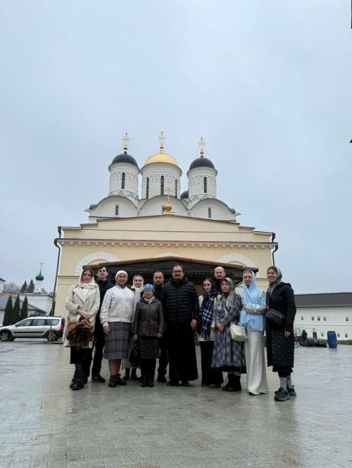 Молодежь храма иконы Божией Матери «Отрада и Утешение» в Ярославском посетила Оптину пустынь