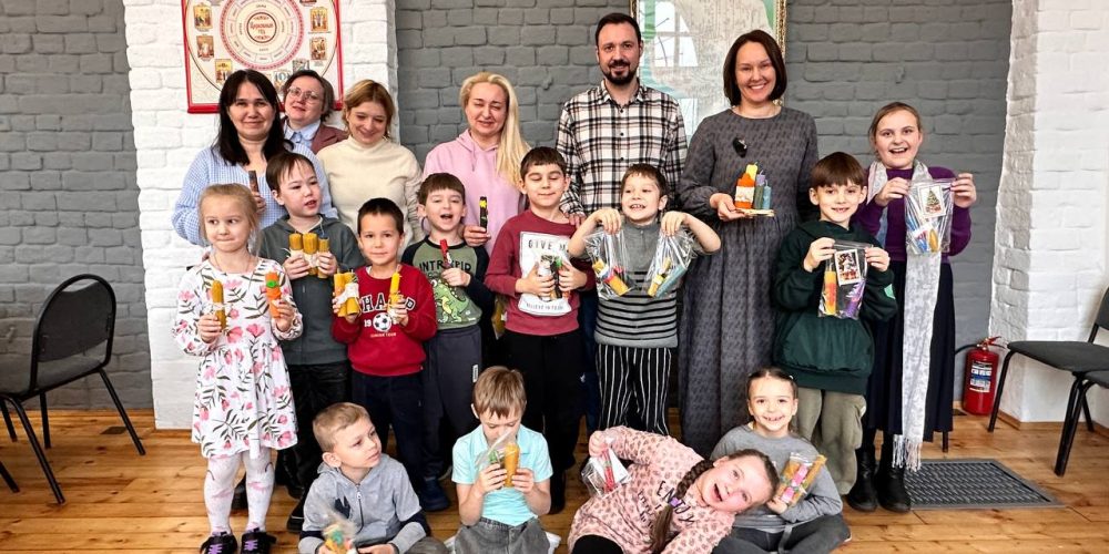 Мастер-класс по изготовлению восковых свечей прошел при храме Тихвинской иконы Божией Матери в Алексеевском