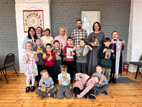 Мастер-класс по изготовлению восковых свечей прошел при храме Тихвинской иконы Божией Матери в Алексеевском