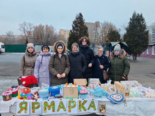 На территории храма Тихвинской иконы Божией Матери в Алексеевском состоялась Рождественская благотворительная ярмарка