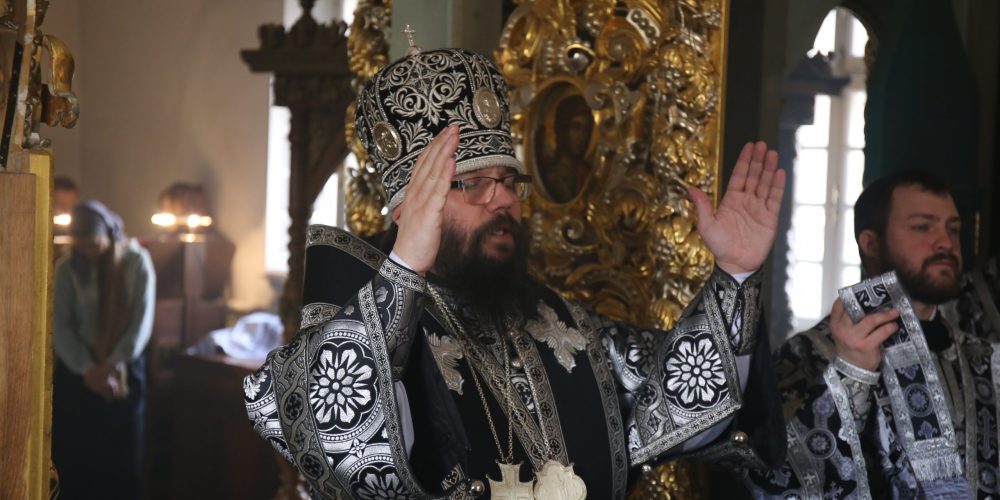 Архиепископ Егорьевский Матфей совершил Литургию в храме Троицы Живоначальной в Усадьбе Свиблово