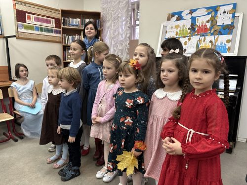 По доброй ежегодной традиции воскресной школы при храме Покрова Пресвятой Богородицы в Медведкове состоялся литературно-музыкальная композиция «Покровские истории»