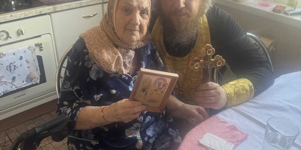 Клирик храма иконы Божией Матери «Нечаянная Радость» в Марьиной Роще посетил ветерана ВОВ