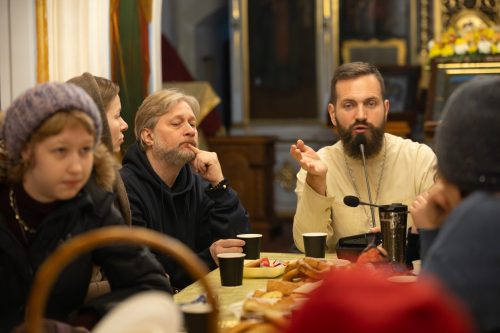 В храме Ризоположения в Леонове в рамках просветительской беседы обсудили проблемы воспитания подрастающего поколения