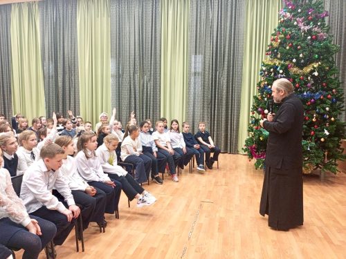 Урок ОПК в школе №760 провел клирик храма святых мучеников Адриана и Наталии в Бабушкине