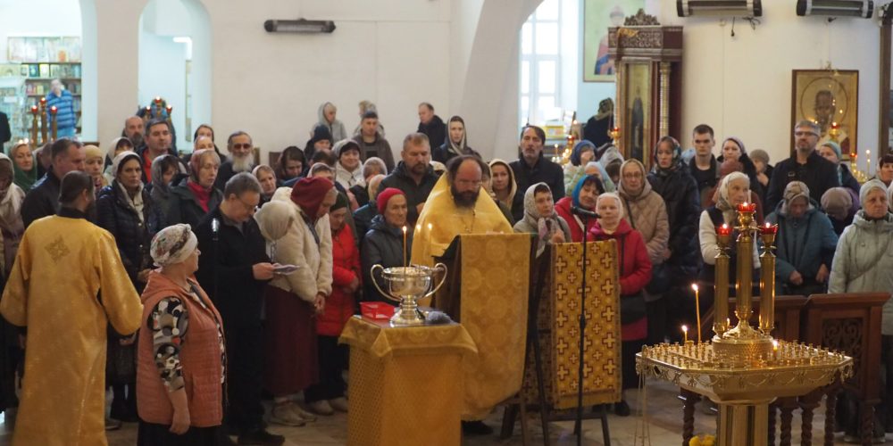 В храме Собора Московских Святых в Бибиреве началось служение еженедельных молебнов с особыми прошениями