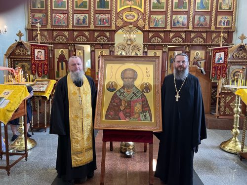 Приход храма Живоначальной Троицы при бывшем приюте Бахрушиных передал в дар икону в храм на Алтае