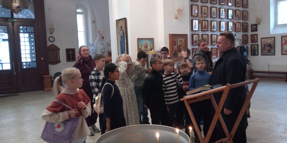 Очередной учебный день в воскресной школе храма Живоначальной Троицы при бывшем приюте Бахрушиных