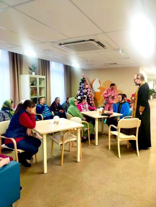 Священник храма святых мучеников Адриана и Наталии в Бабушкине посетил Социальный дом «Ярославский»