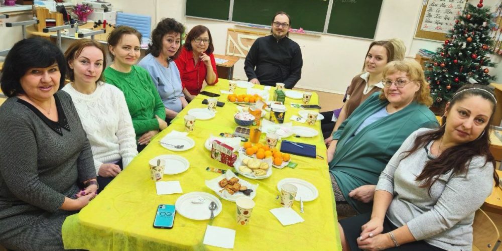 И.о. настоятеля храма иконы Божией Матери «Отрада и Утешение» в Ярославском встретился с учителями начальных классов школы №760