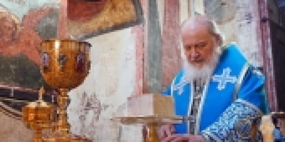 В праздник Введения во храм Пресвятой Богородицы Святейший Патриарх Кирилл совершил Литургию в Успенском соборе Московского Кремля