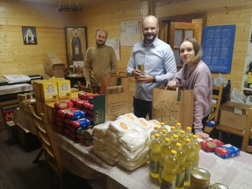 На базе Молодёжного центра при храме иконы Божией Матери «Отрада и Утешение» в Ярославском провели акцию «Продукты в помощь